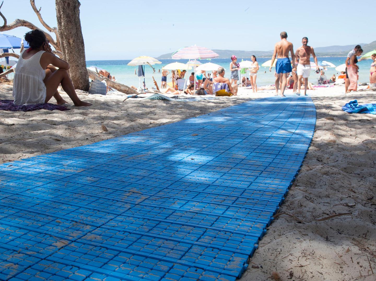 In spiaggia passerelle per disabili realizzate dagli sponsor privati