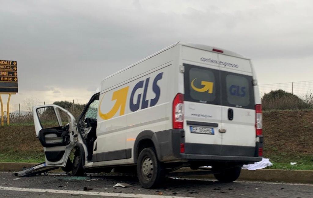 Schianto mortale contro un trattore 