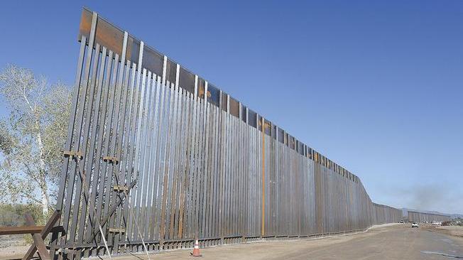 Giudice blocca fondi per muro Messico