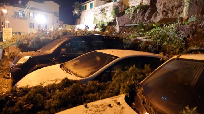 Muro crollato sulle auto in sosta, nessun disperso sotto le macerie - Video