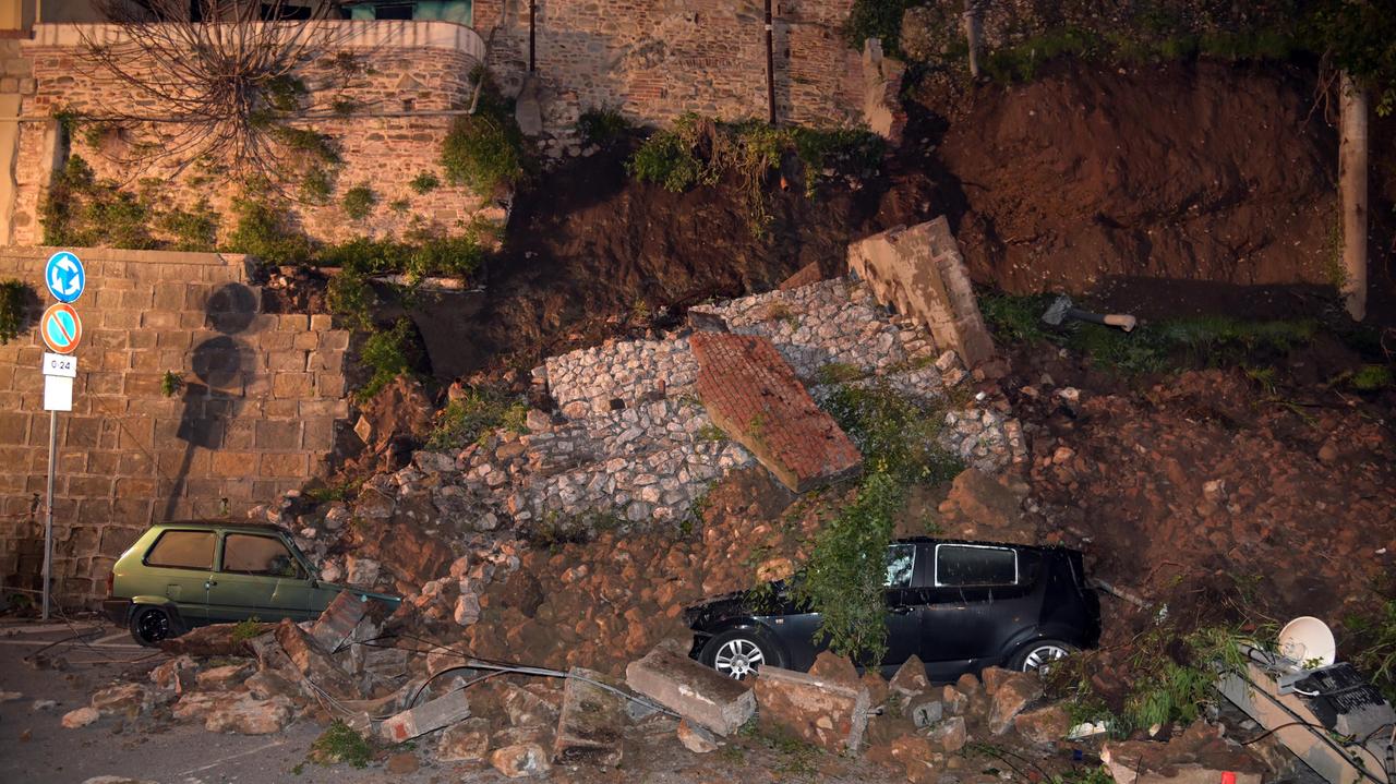 Muro crollato sulle auto, la testimone: "Ho visto correre delle ragazze, si sono salvate per miracolo"