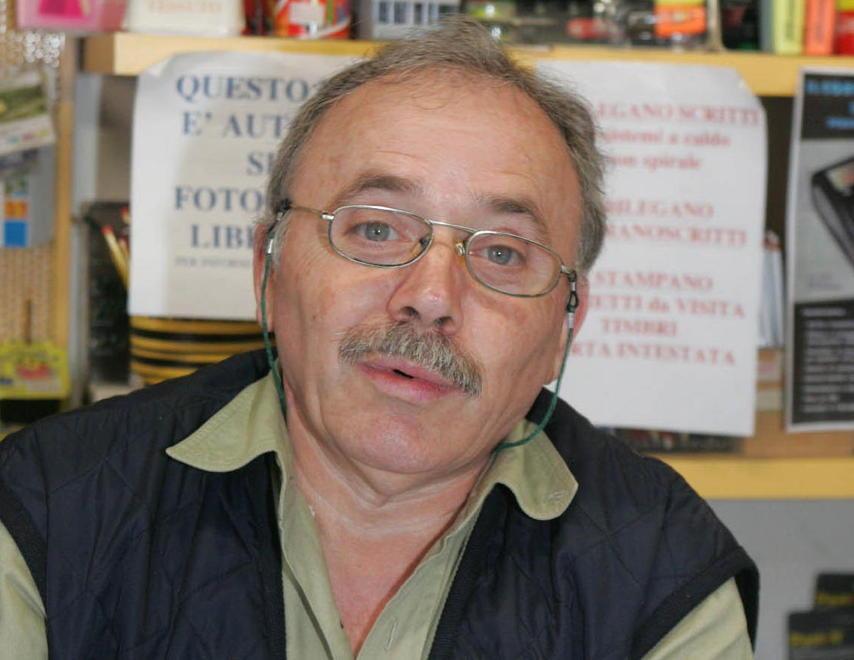 Cordoglio a Reggio Emilia: morto a 74 anni Amos Rossi, “il cartolaio” del centro storico 