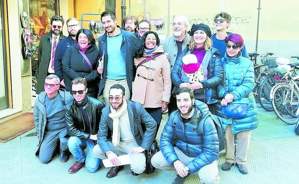 Matteo Trapani con un gruppo di sostenitori