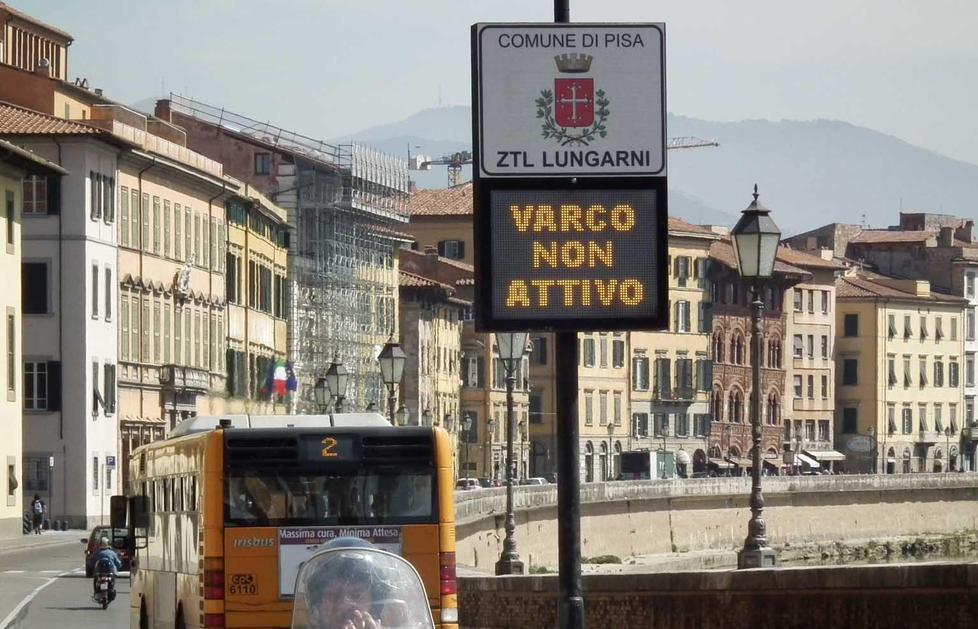 L’indicazione della Ztl sui lungarni