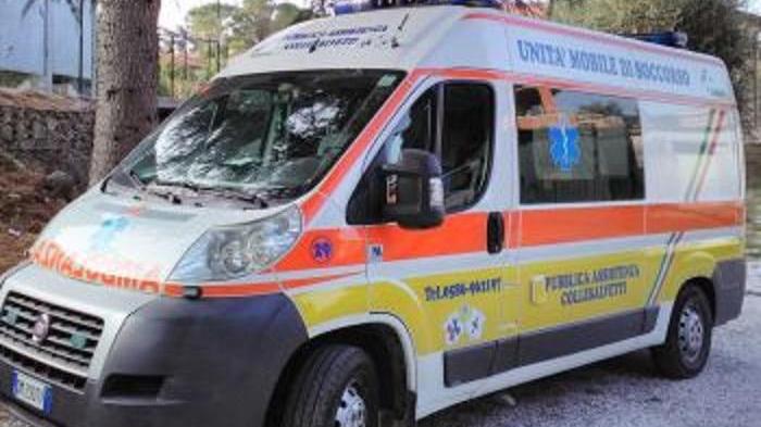Un'ambulanza della Pubblica assistenza di Collesalvetti (foto d'archivio)