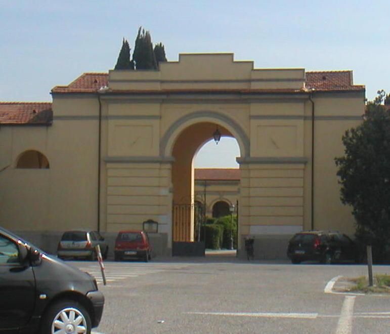 L’ingresso del cimitero di Ponsacco