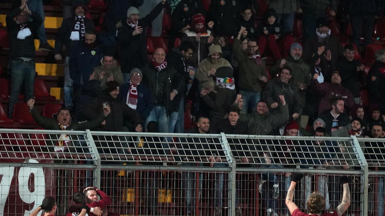 L'esultanza dei giocatori del Pontedera davanti ai tifosi della gradinata durante l'incontro casalingo contro il Lecco