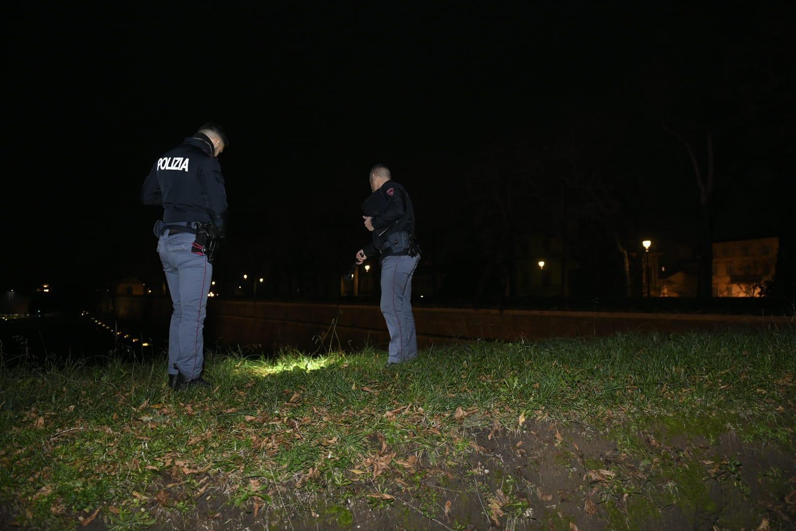 I poliziotti sul probabile punto della caduta (Foto Fiorenzo Sernacchioli)