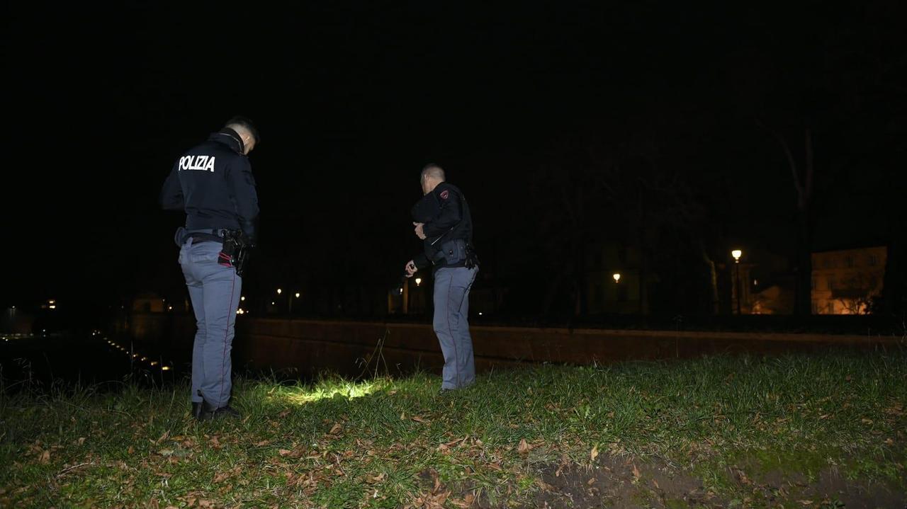 I poliziotti sul probabile punto della caduta (Foto Fiorenzo Sernacchioli)