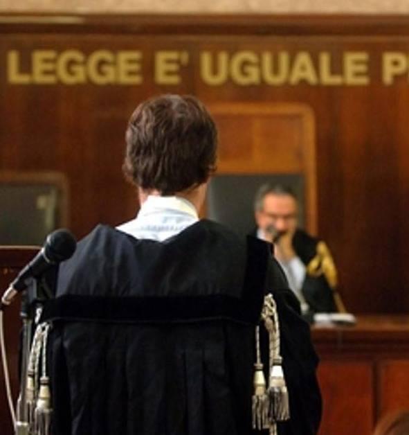Raggirano un anziano e gli portano via case e soldi 