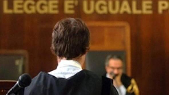 Raggirano un anziano e gli portano via case e soldi