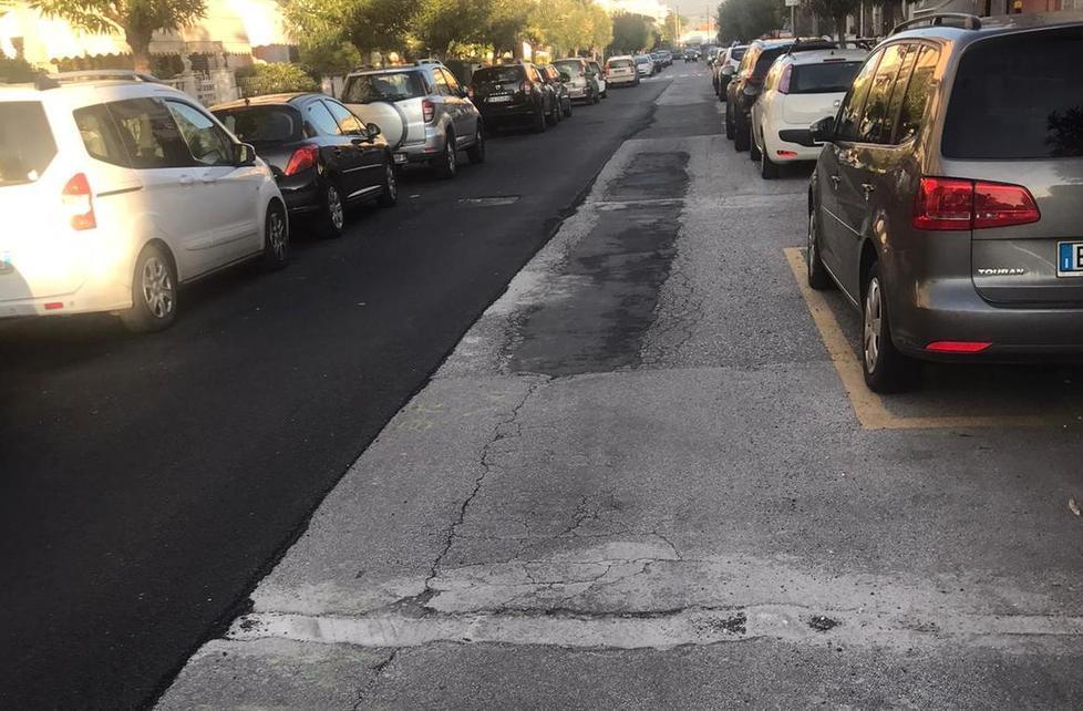 I residenti. «Che senso ha in via Pacinotti l’asfalto a metà?»