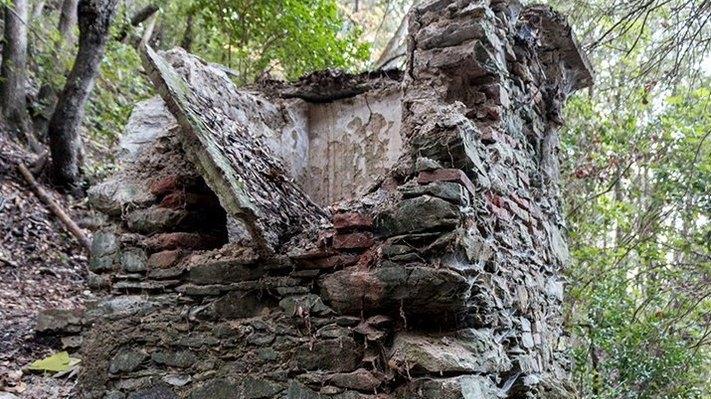 Dopo un secolo è crollata la Fonte del Soldato