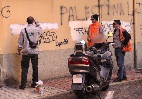 Cancellata la scritta antisemita