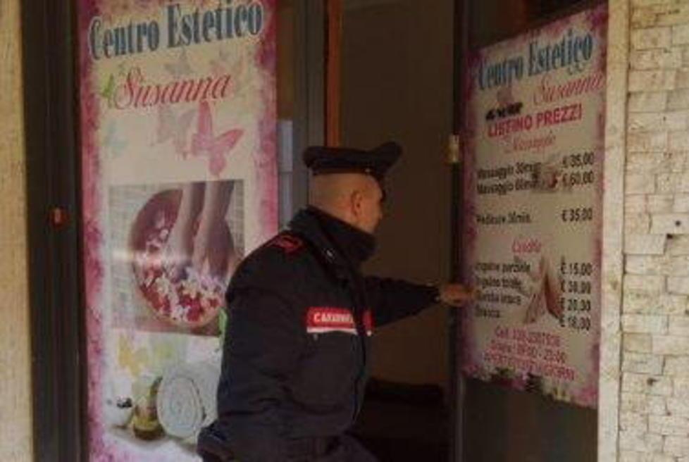 Massaggi a luci rosse nel centro estetico Arrestata la titolare 