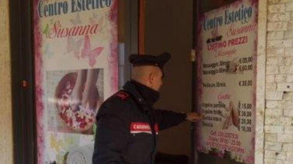 Massaggi a luci rosse nel centro estetico Arrestata la titolare