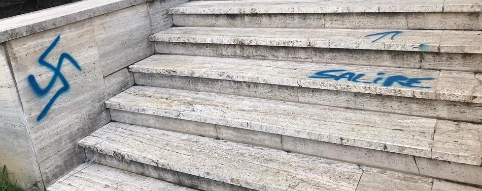 Svastiche e offese al SerT Asl assicura: «In settimana le scritte saranno coperte»