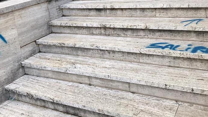 Svastiche e offese al SerT Asl assicura: «In settimana le scritte saranno coperte»