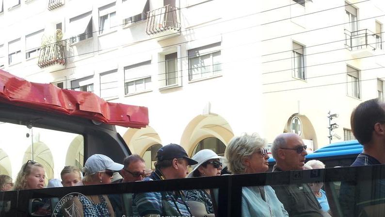 Bus ecologici per turisti per le visite alla città come nelle capitali europee