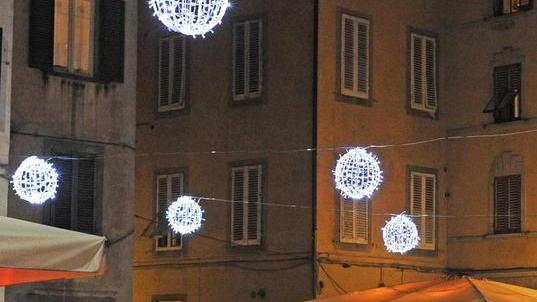 «Una luminaria triste» e Commercio attacca