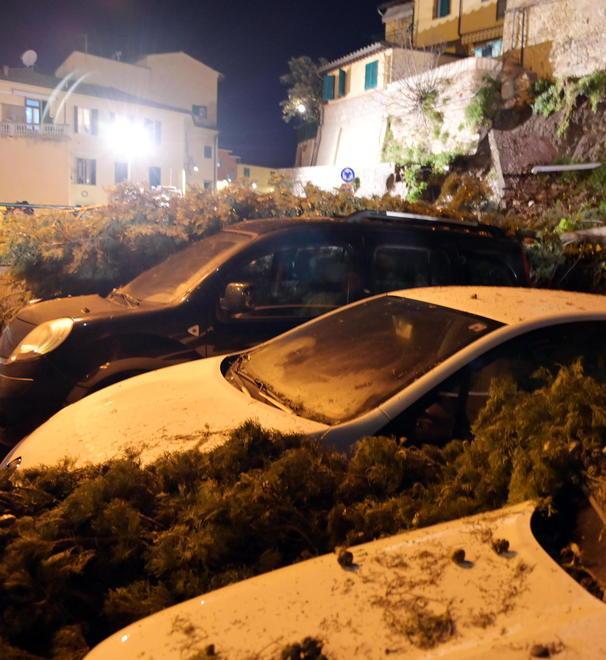 I vigili intervenuti anche con i droni