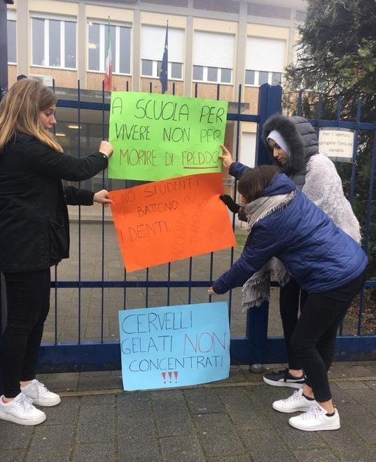 Fa freddo, sciopero dei liceali Il preside “giostra” le aule 
