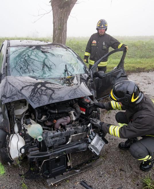 Auto finisce contro un albero Madre e figlio all’ospedale 