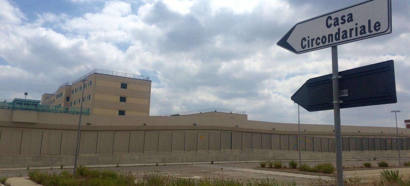 Detenuto straniero tenta il suicidio in cella: salvato dagli agenti penitenziari