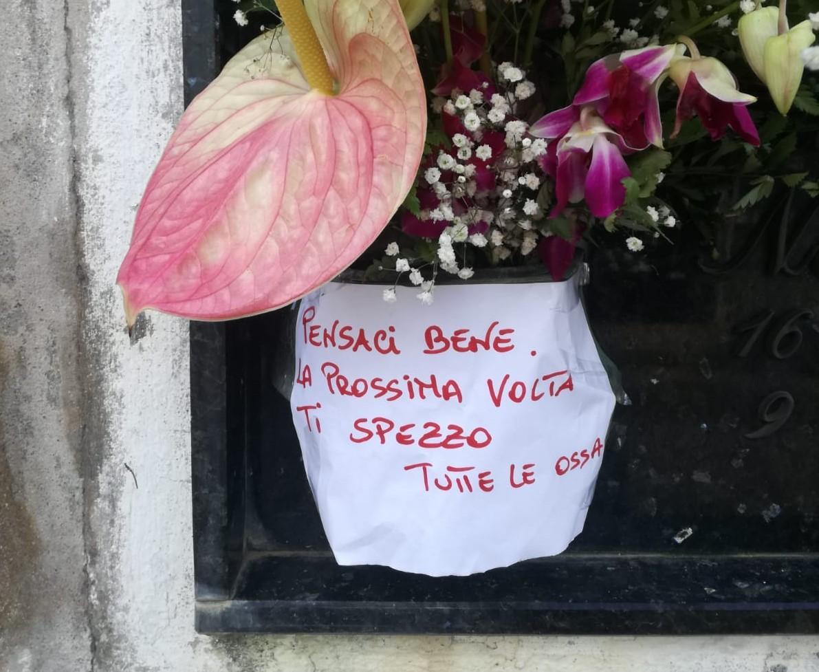 Alghero, "Basta rubare fiori dalla tomba di mia nonna"