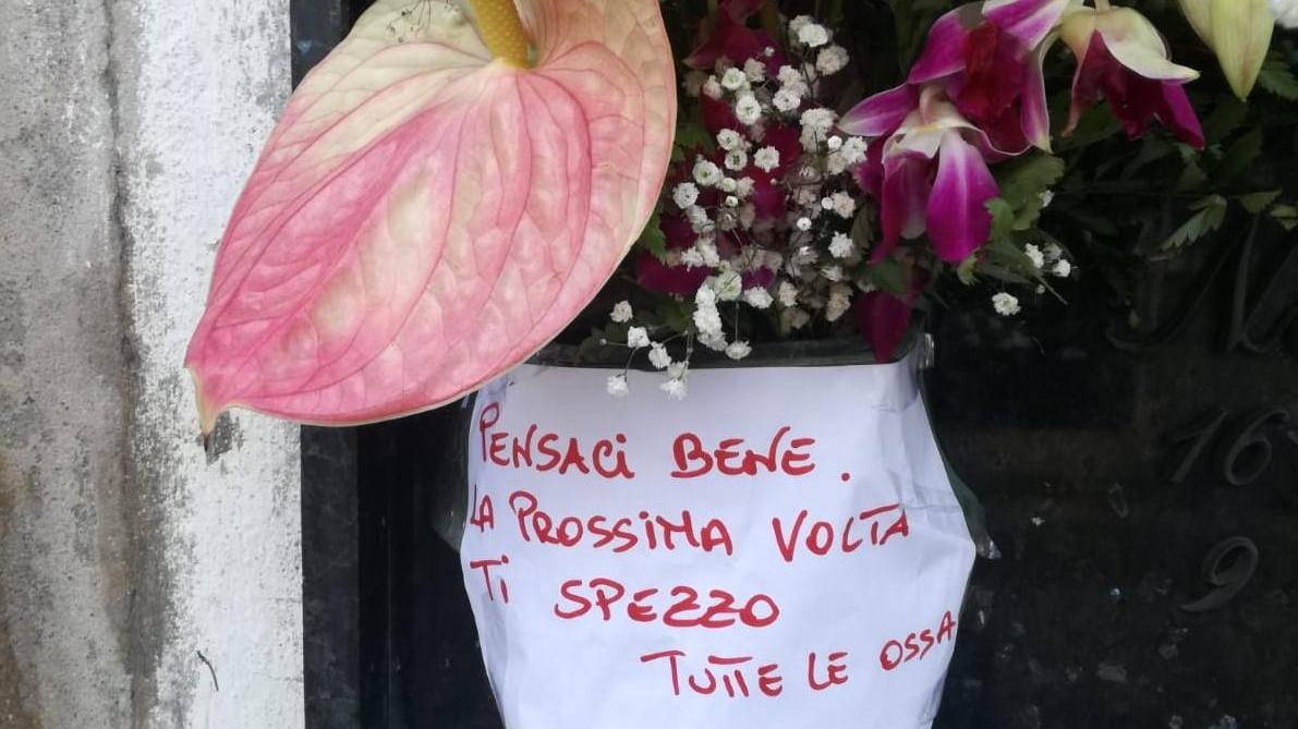 Alghero, "Basta rubare fiori dalla tomba di mia nonna"