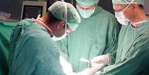 Protesi ai genitali difettosa: urologo condannato a risarcire l'ospedale