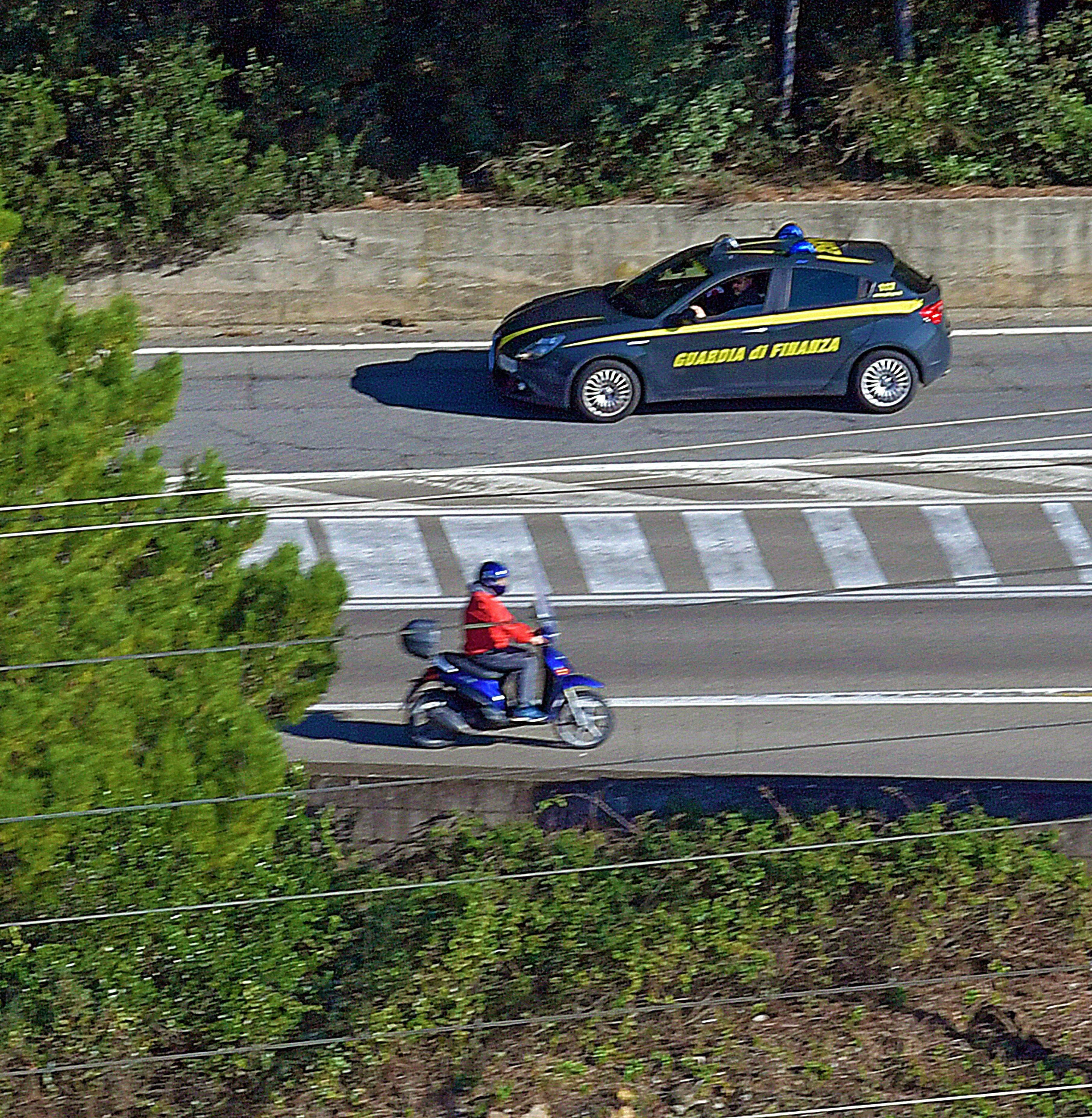 Un normale posto di controllo della guardia di finanza di Livorno (foto d'archivio)