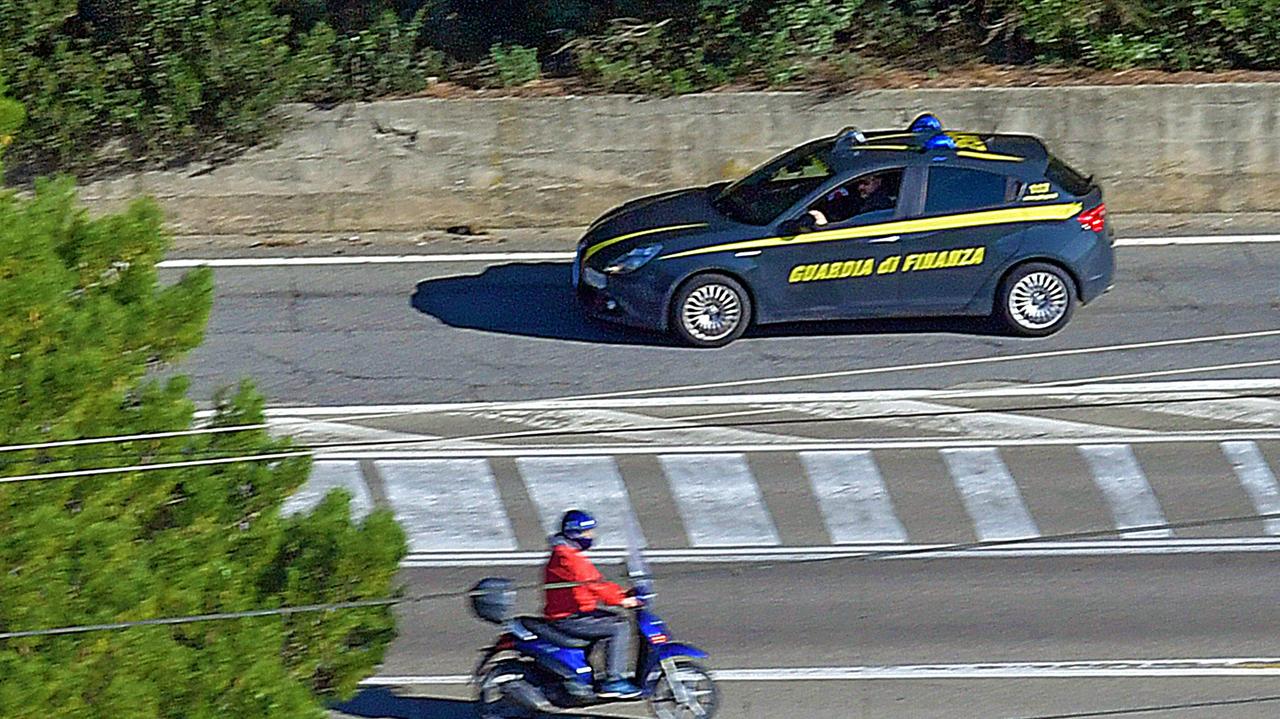 Un normale posto di controllo della guardia di finanza di Livorno (foto d'archivio)