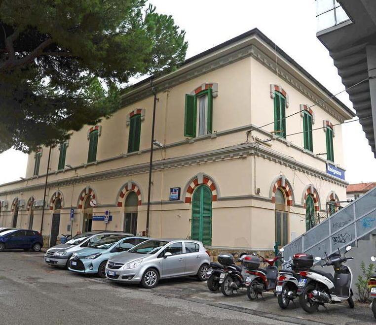Stazione chiusa e niente biglietti. La proposta: «Affidiamola alla Pro Loco» 