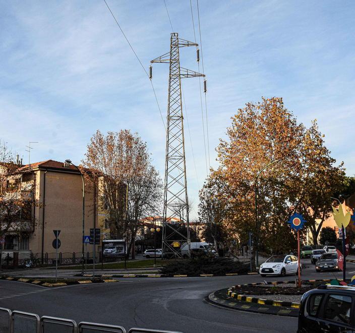Il traliccio su cui l'uomo si è arrampicato, minacciando poi di lanciarsi nel vuoto (foto Agenzia Bf)