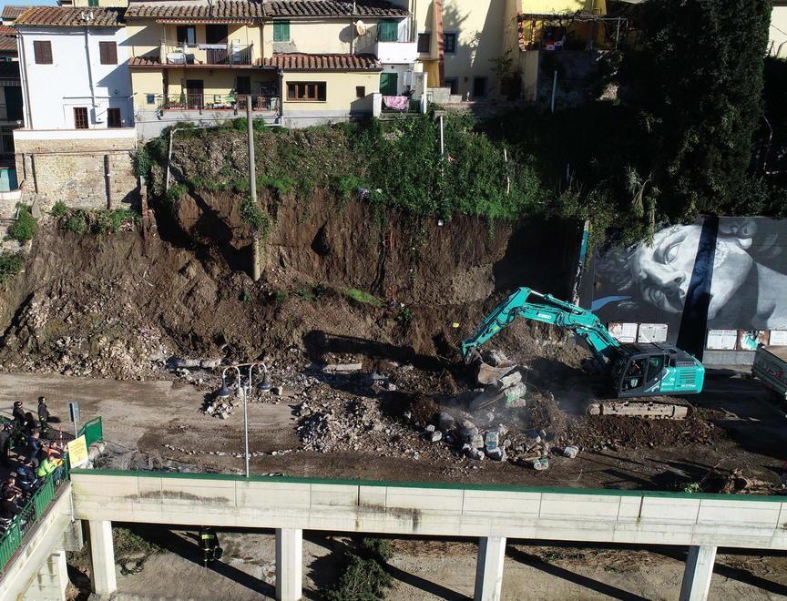 Muro crollato, così Stefania è sfuggita al mostro di terra e fango: «Viva per pochi secondi» 