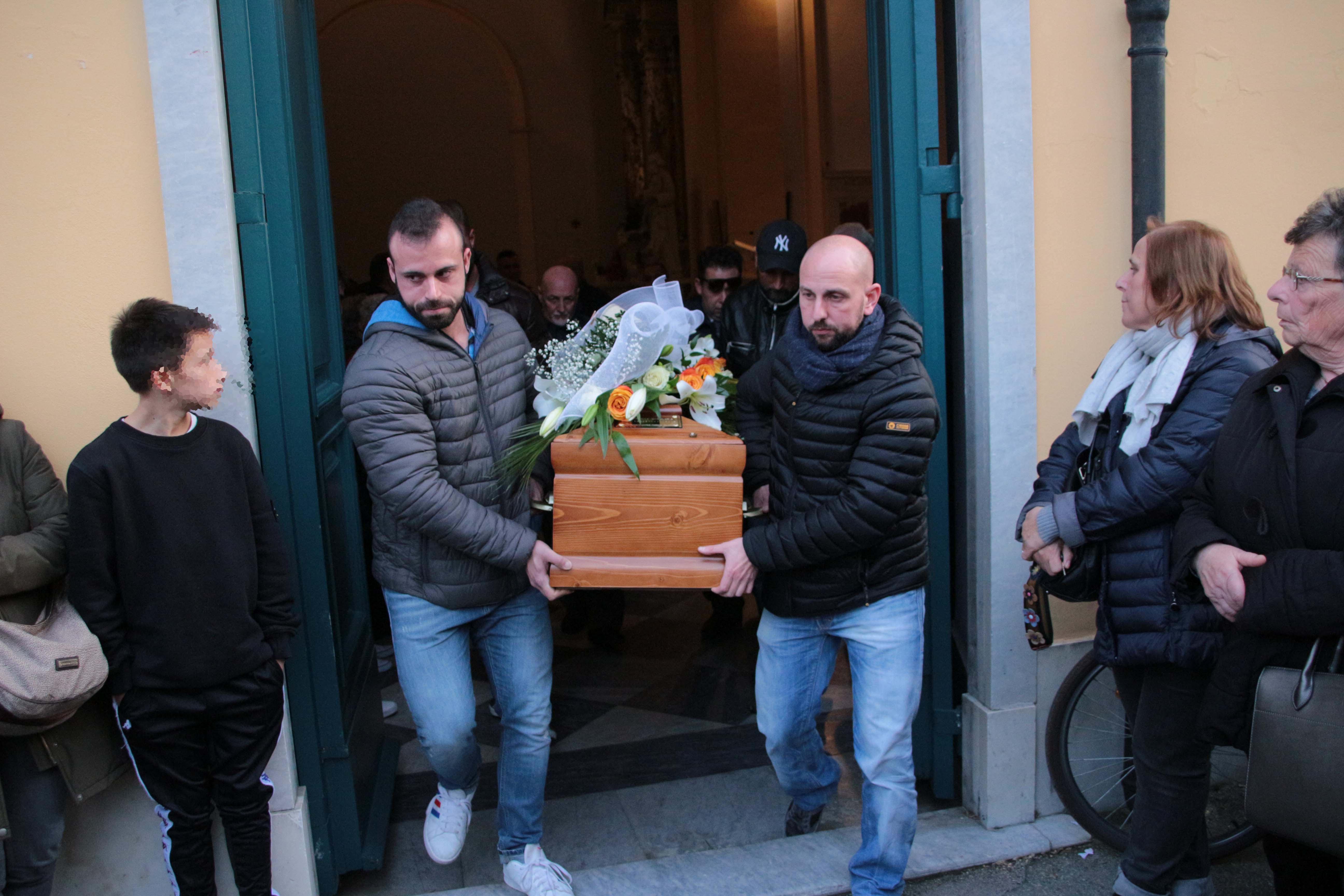 Negozi chiusi per Gianluca: «Insegna agli angeli gli squat»