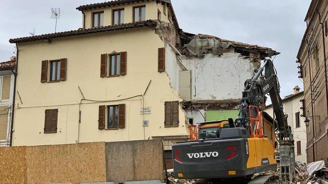 Abbattuto palazzo simbolo sisma Camerino
