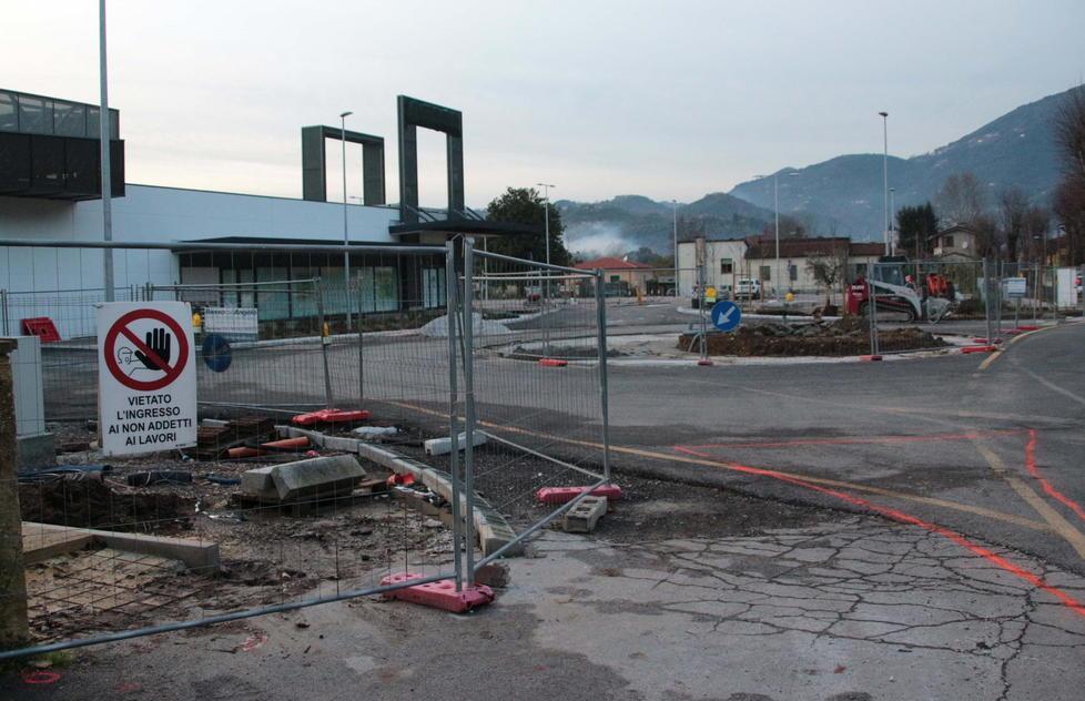 Rotatoria tutta da rifare Slitta l’apertura del Sigma 