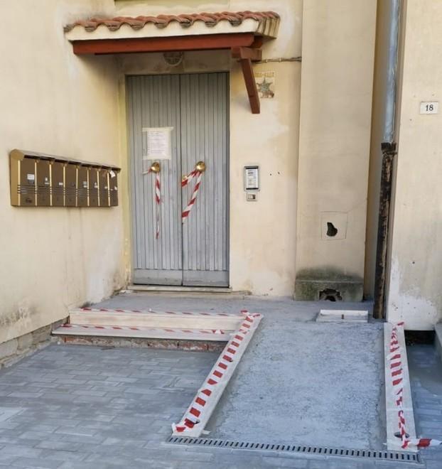 La casa è accessibile ma Longo resta in attesa di un portone a norma 