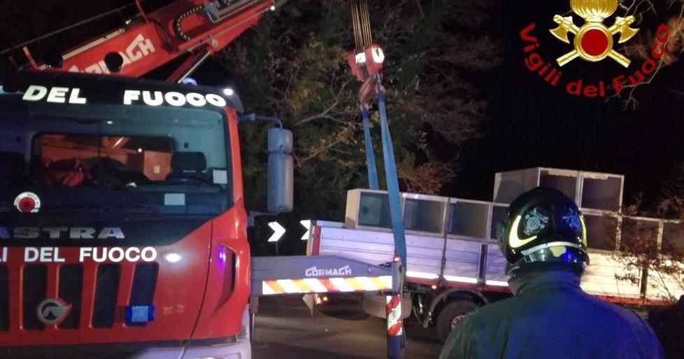 Tir si incastra in una curva