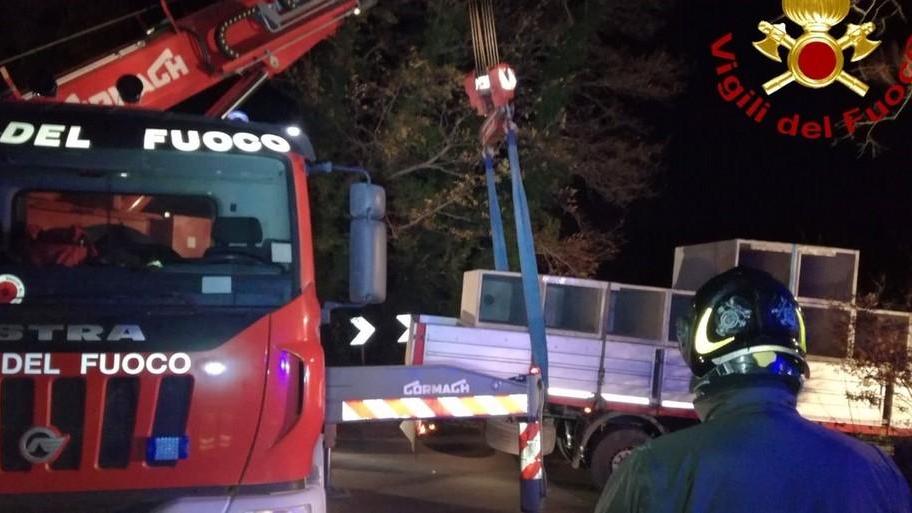 Tir si incastra in una curva