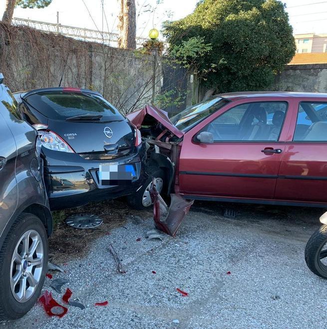 Sbanda in auto e colpisce altre quattro macchine: ferito lui e la moglie