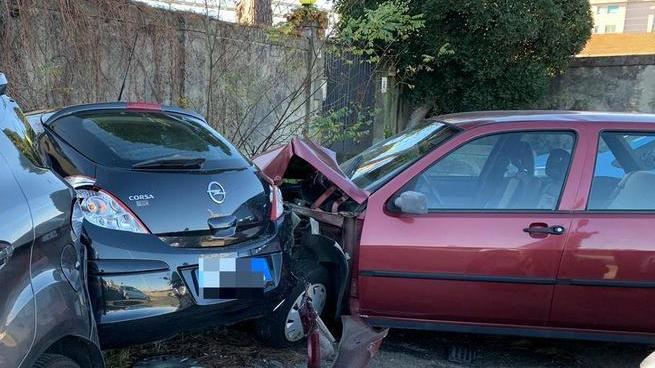 Sbanda in auto e colpisce altre quattro macchine: ferito lui e la moglie