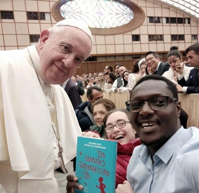 L’ex pugile Alì Ndiaye incontra il Papa e gli dona il suo libro