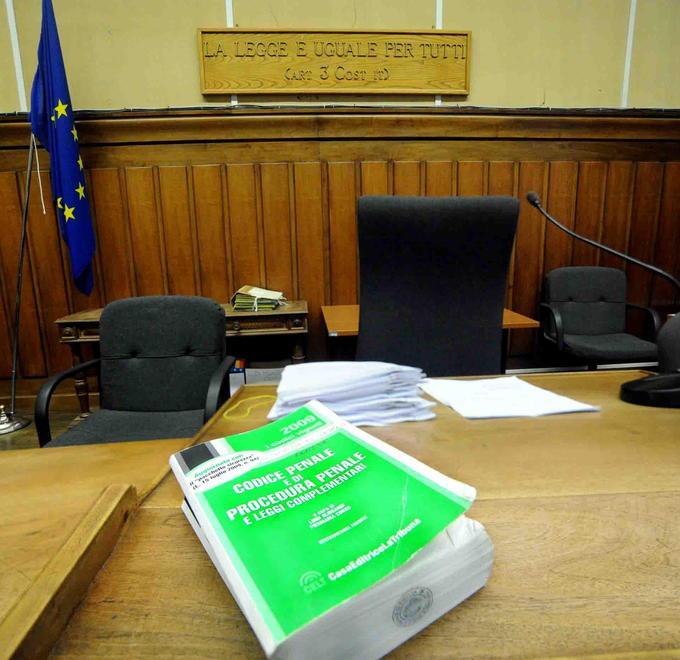 Indagato per violenza sessuale su cinque alunne 