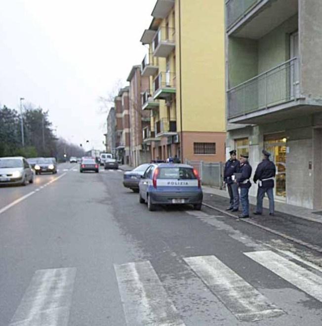 Aspettano che si fermi aprono la sua auto e le rubano la borsetta