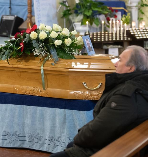 Dolore silenzioso per la morte del volontario 