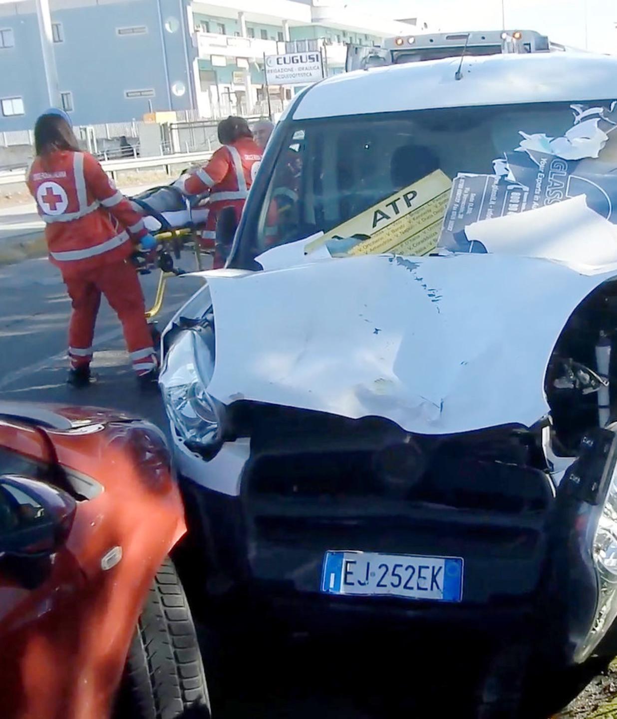 Attraversa e un’auto la travolge 