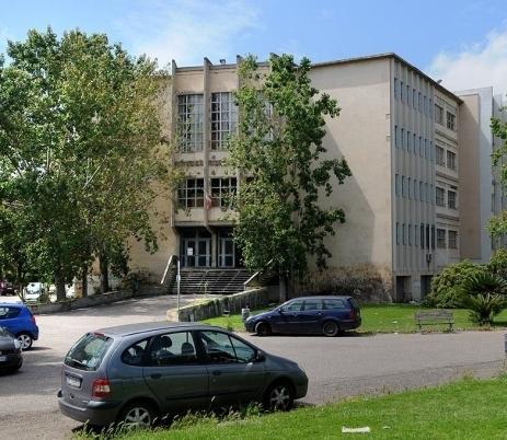 Perseguitato dopo l’outing a processo madre e fratello 